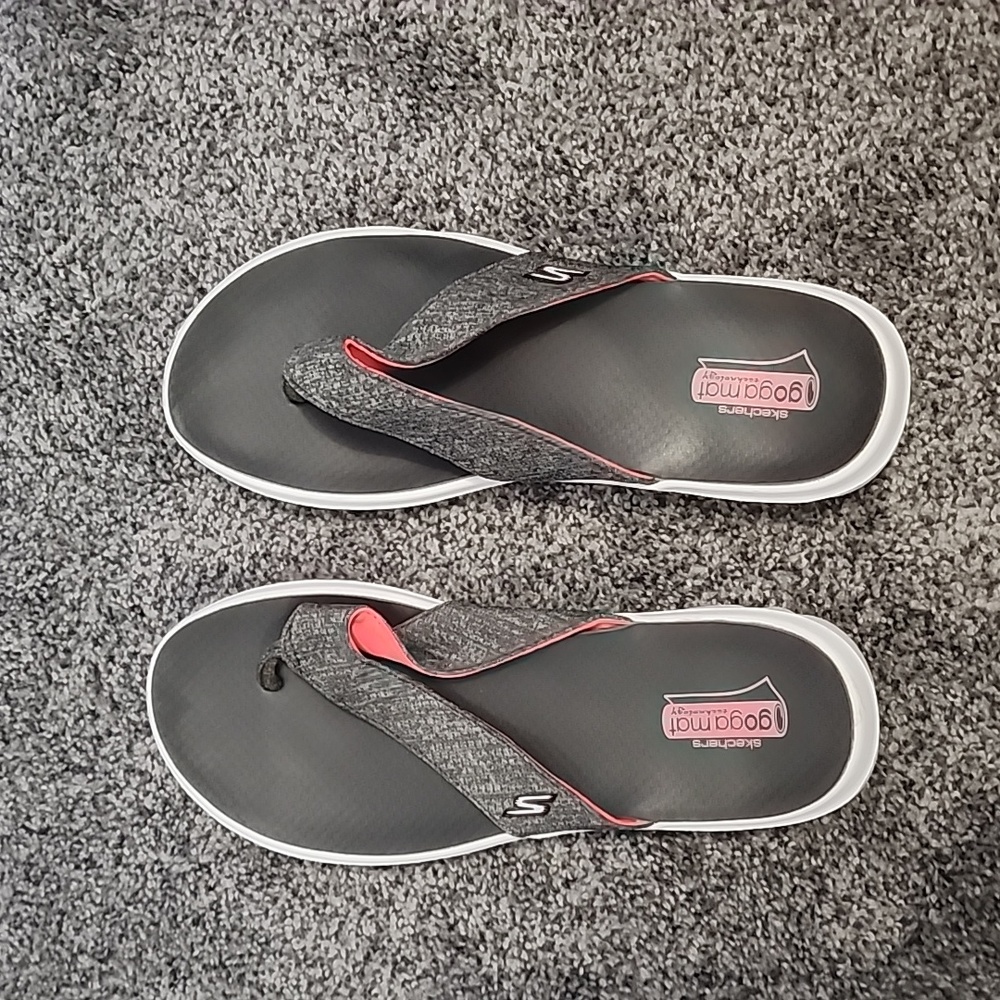 Skechers flip flops
